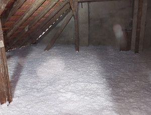Zateplení bytového domu se sedlovou střechou pomocí foukané izolace